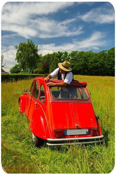 Voiture de collection dans un champ