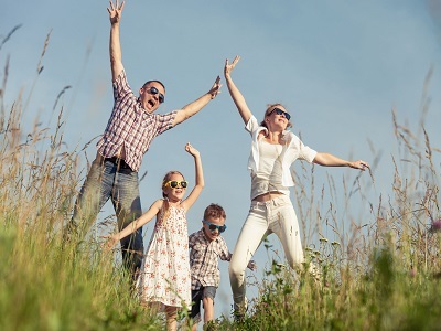 famille adultes et enfant