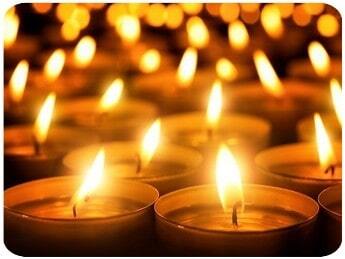 Obsèques avec des bougies allumées