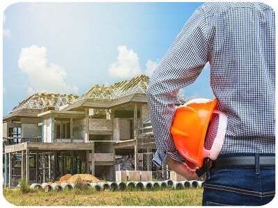 Homme avec casque de chantier