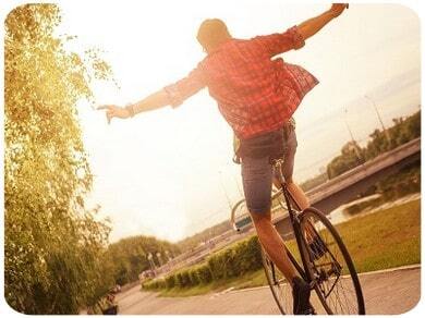 Jeune homme faisant du vélo